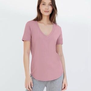 Women's Aritzia Babaton foundation v-neck t-shirt in soft orchid size small